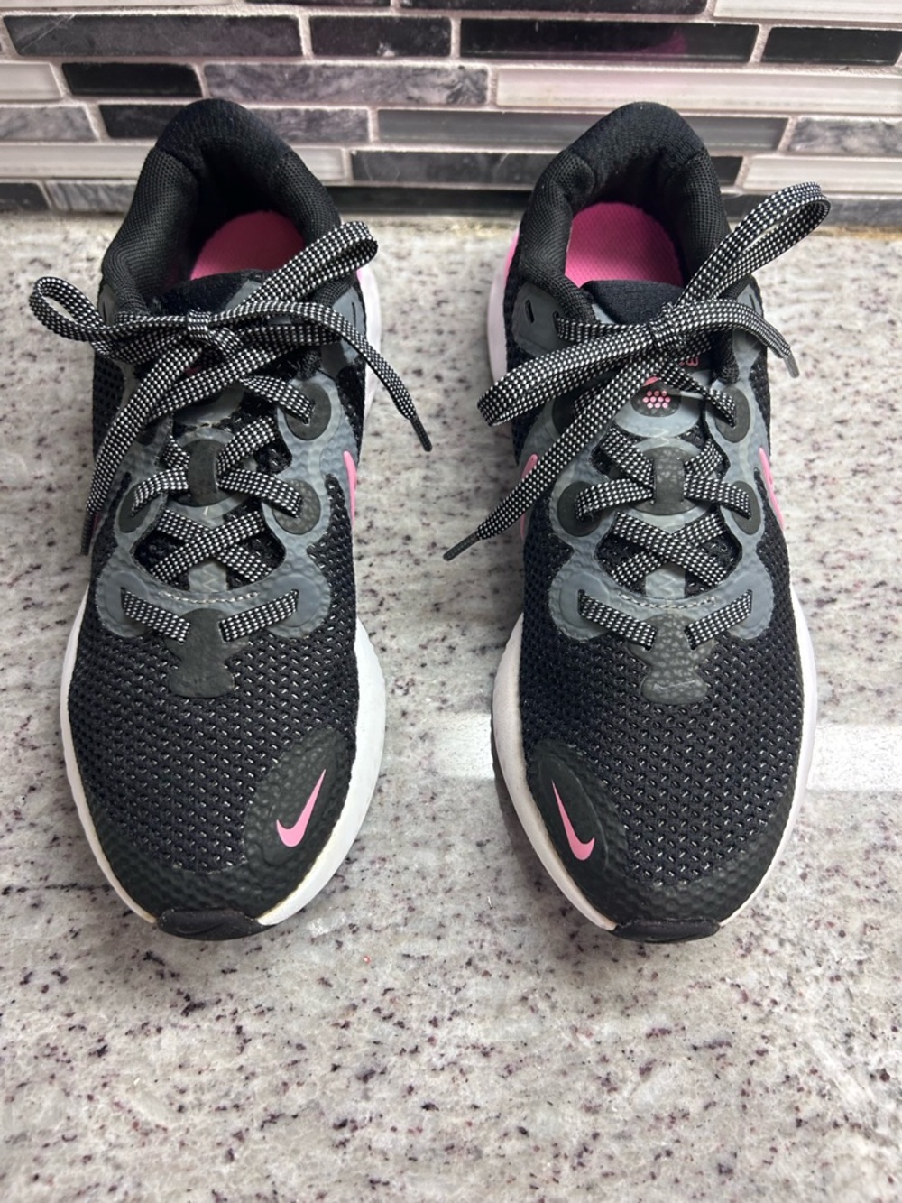 Nike Renew Gs Black/Pink Glow LT Smokey Grey Noir Running Shoes-size 4 youth - Picture 5 of 7